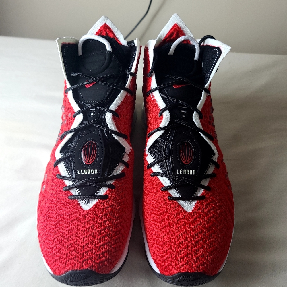 Lebron 18 - Picture 4 of 5